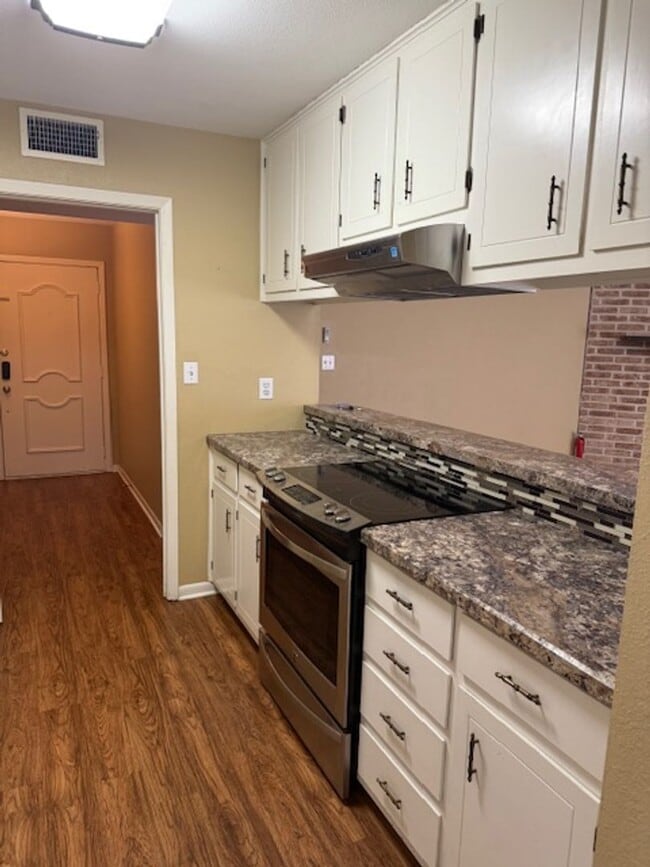 Building Photo - Move in ready! Three bedroom 2 bath home i...