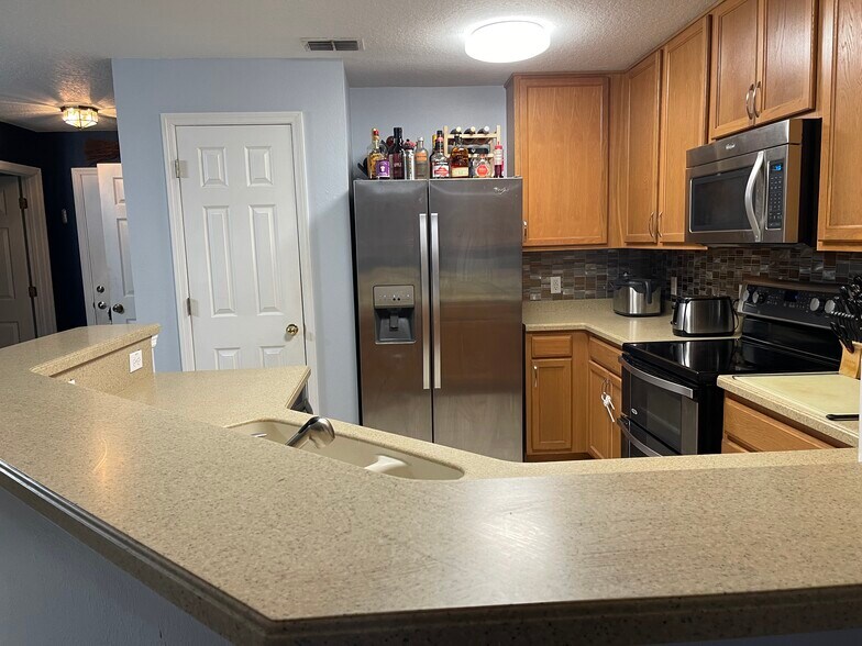 Building Photo - 2452 Hassonite St