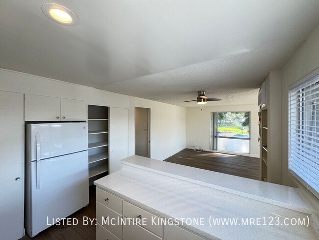 Building Photo - A Beautifully Renovated 2BD 1BA Apartment ...