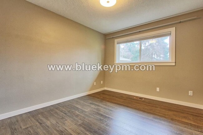 Building Photo - 4 Bed, 3 Bath  Split Level Home in Sherwood