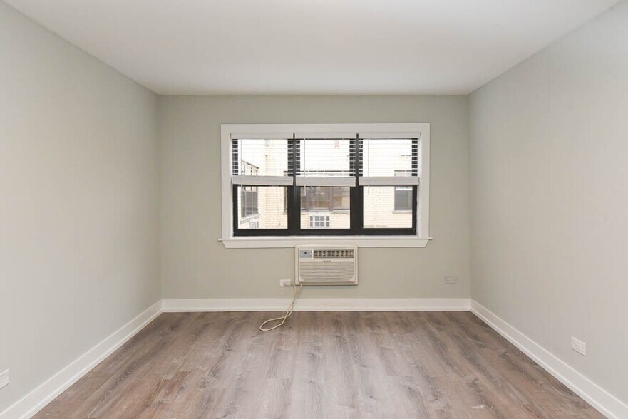 Building Photo - 448 W Barry Ave