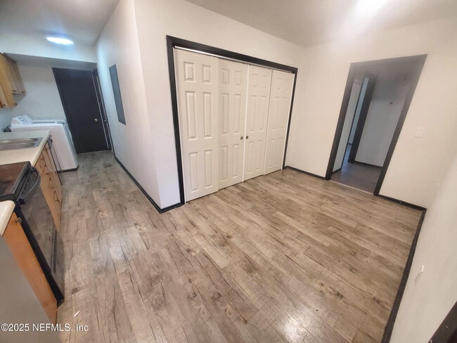 Building Photo - 1568 Hatley St W