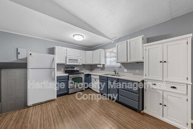 Building Photo - 640 Crest Ln
