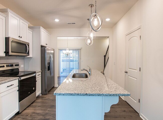 Building Photo - BEAUTIFUL 2 Bedroom Townhome in MIDLAND AVAILABLE JUNE 2026