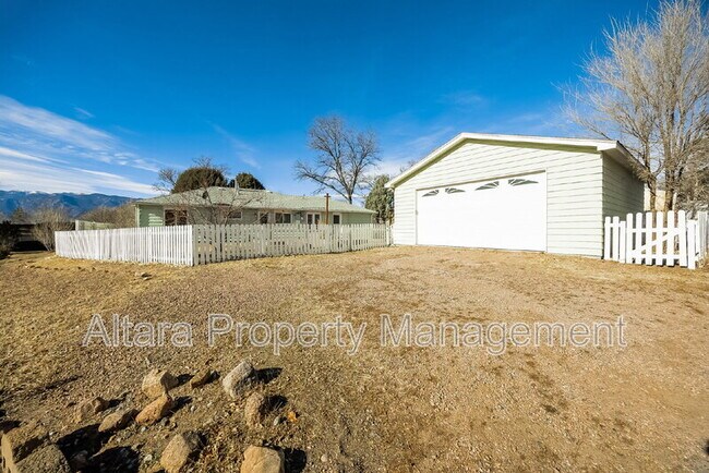 Building Photo - 2123 Robin Dr