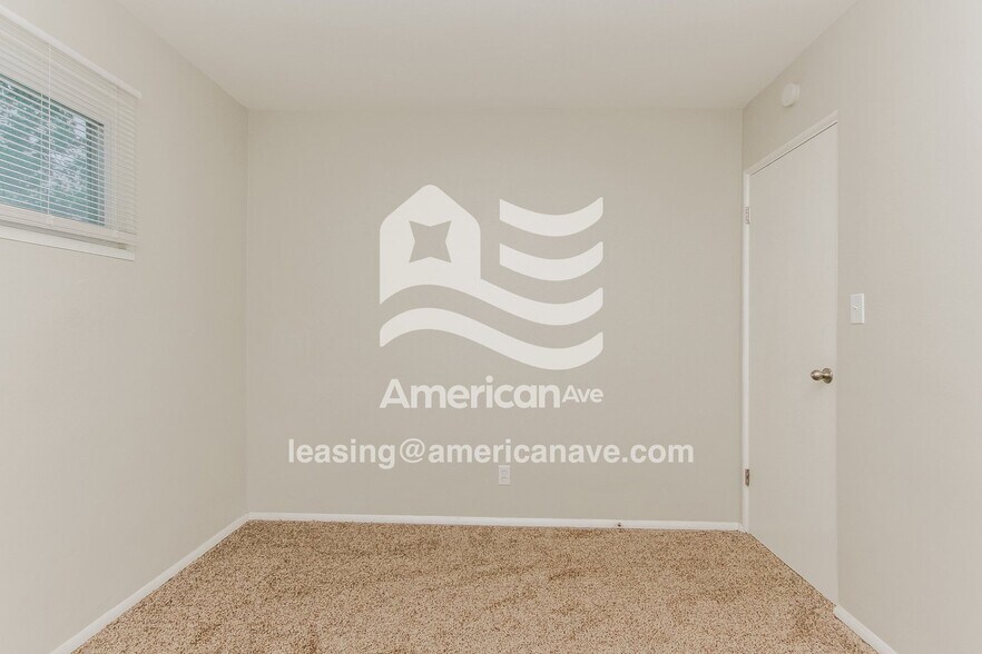 Building Photo - 4741 N Longworth Ave