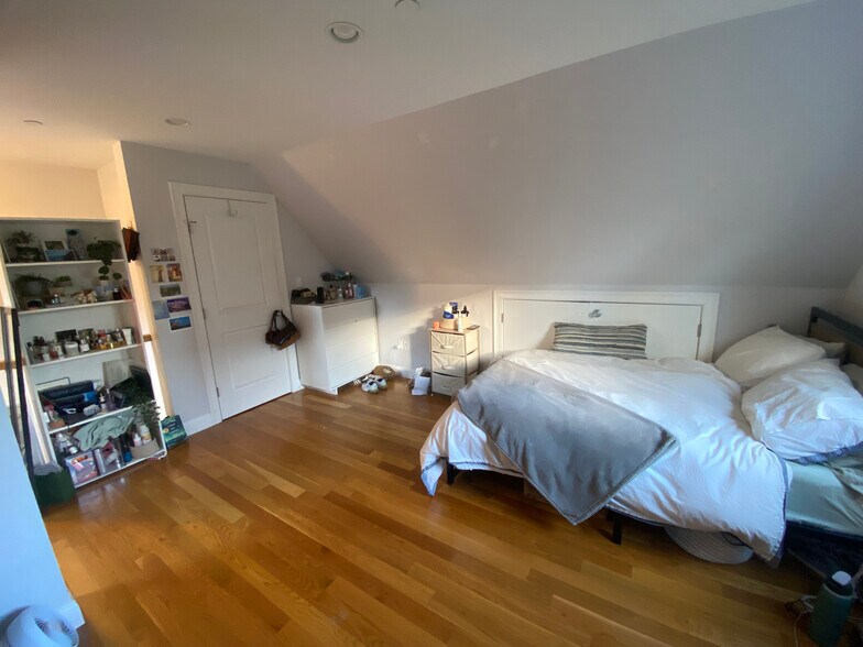 Building Photo - 719 Parker St