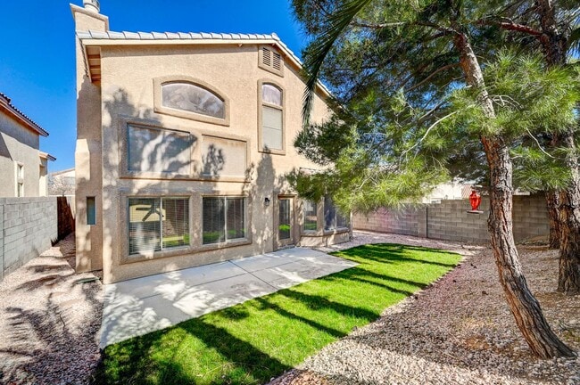 Building Photo - Gorgeous 5 Bedroom 3 Car Garage Home in th...