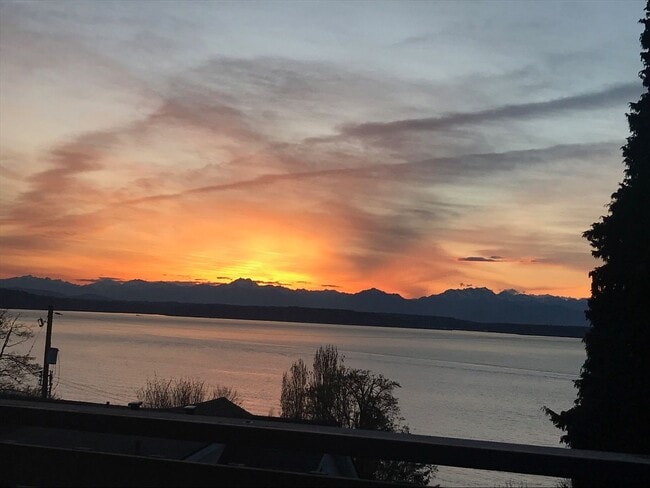 Building Photo - Stunning Sound & Olympic Mountain View Home in North Admiral