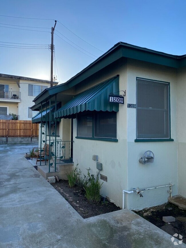 Building Photo - 1207-1209 N Monterey St