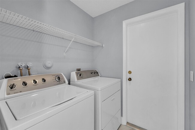 Building Photo - 716 Juniper Ln