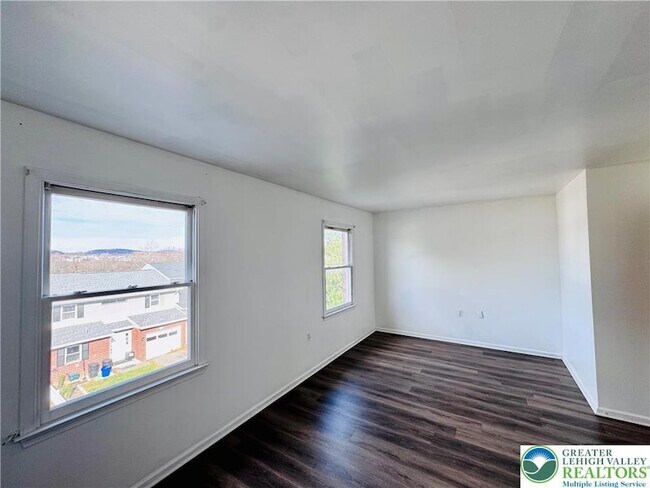 Building Photo - 235 Vista Dr