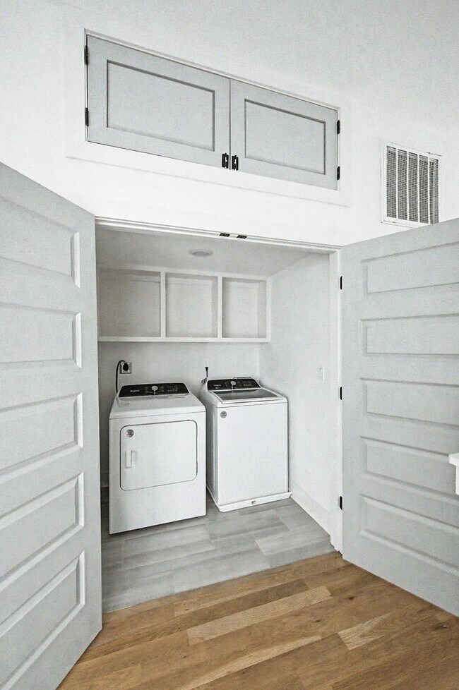 Building Photo - Stunning 3BR/3.5BA contemporary condo in the heart of Wedgewood-Houston!
