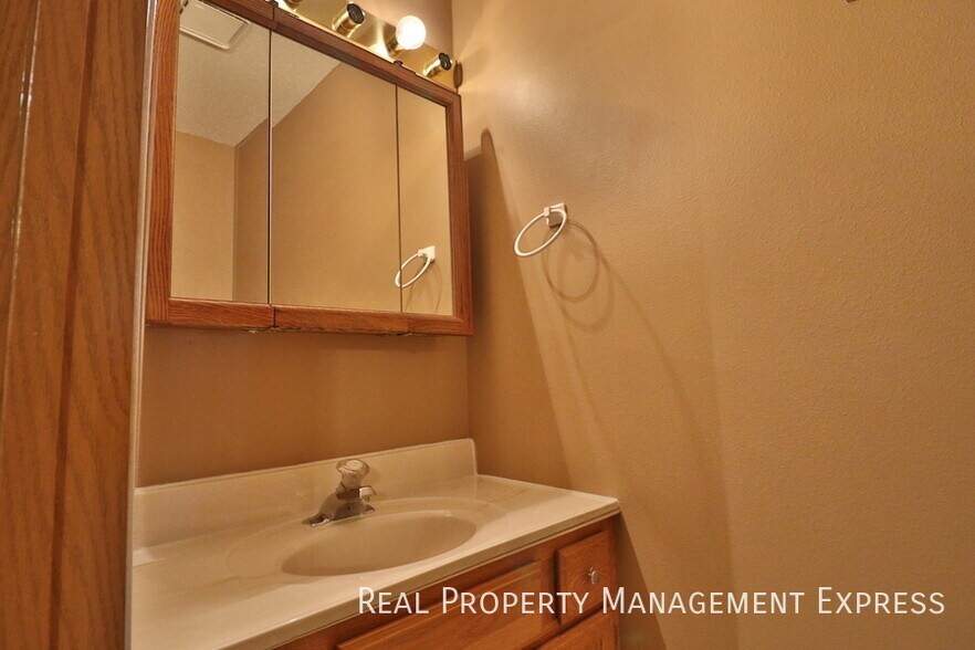 Building Photo - Lovely 2 Bedroom 2.5 Bathroom Townhome