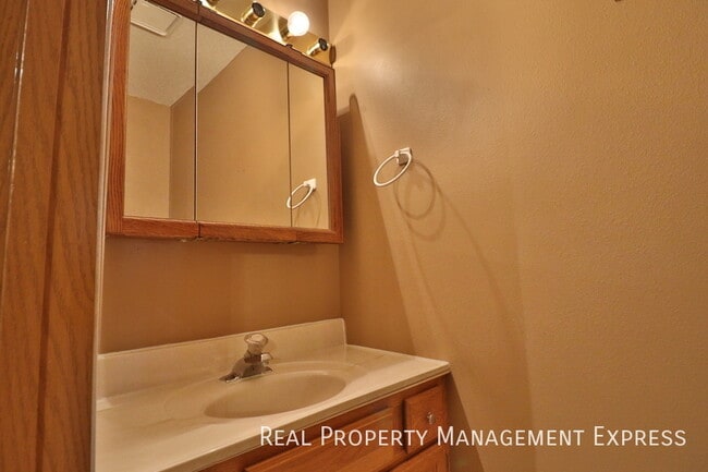 Building Photo - Lovely 2 Bedroom 2.5 Bathroom Townhome