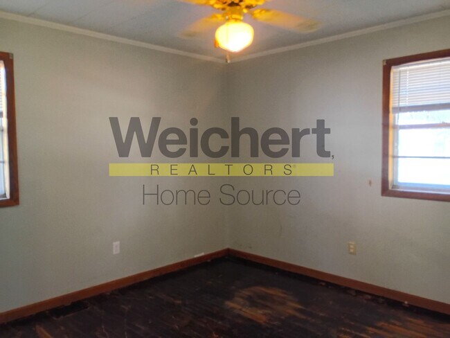 Building Photo - 3-Bed Home with Great Garage/Shop & Convenient Location