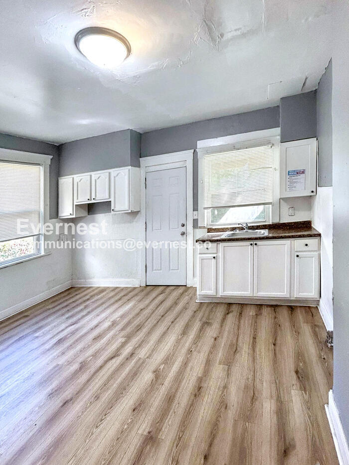 Building Photo - 2213 E 82nd St