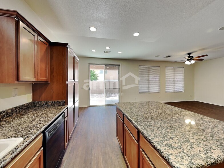 Building Photo - 1006 Lone Pine River Ave