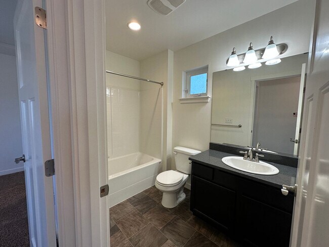 Building Photo - 3 Bed, 2.5 Bath House in Cordata Neighborhood
