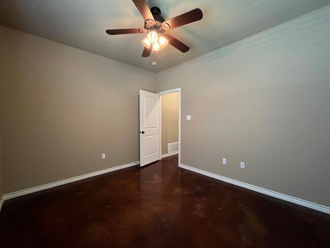 Building Photo - Single Family Home:  4 bedroom, 2 bath