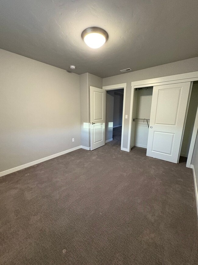 Building Photo - Newer 3 Bedroom / 2.5 Bathroom + Loft in the Ochoco Pointe Community