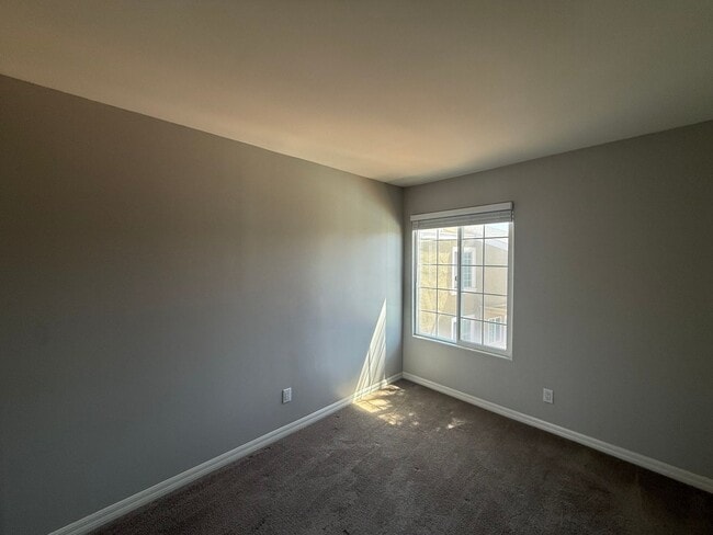 Building Photo - Beautiful 4B/2BA Top Floor Corner Unit wit...