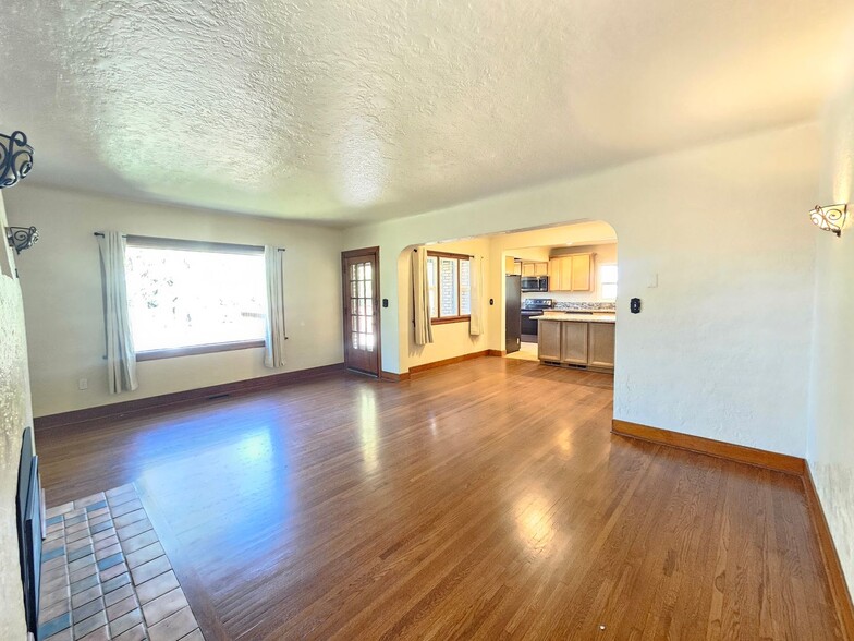 Building Photo - 1922 E 18th Ave