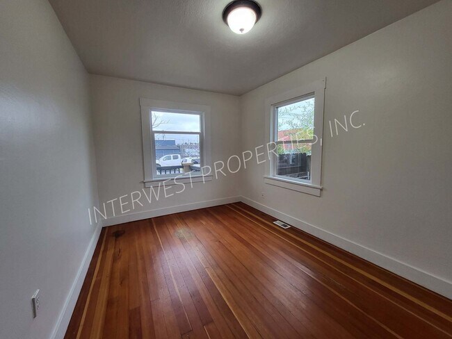 Building Photo - 329 SE 79th Ave