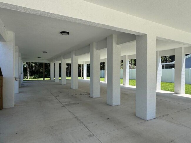 Building Photo - 4 Bedroom in Tomoka View
