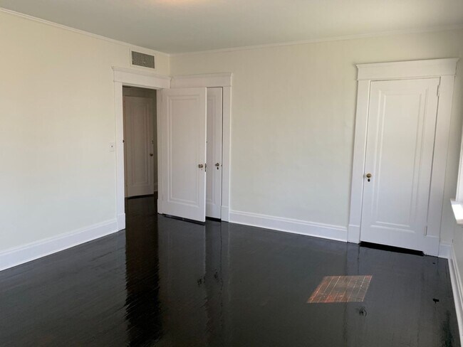 Building Photo - Whitland Ave
