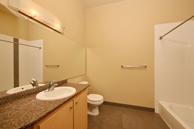 Building Photo - 425 23rd Ave S