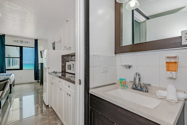 Building Photo - 6345 Collins Ave