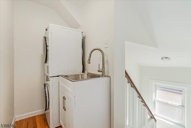 Building Photo - 46 James St