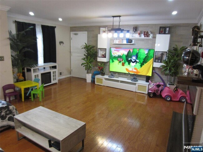 Building Photo - 233 Midland Ave