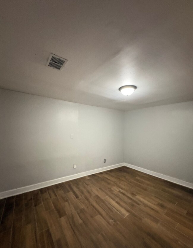 Building Photo - Cozy & Comfortable Newly Renovated 3 Bedroom Home in Hyde Park Area