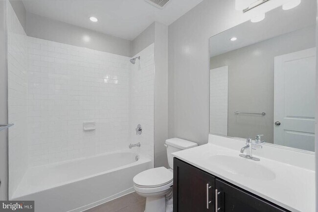 Building Photo - 412 Woodcrest Dr SE
