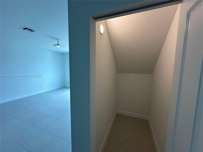 Building Photo - 402 SE Crossoak Ln