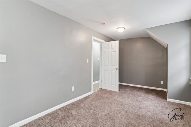 Building Photo - 6 bedroom 2 bath $2095