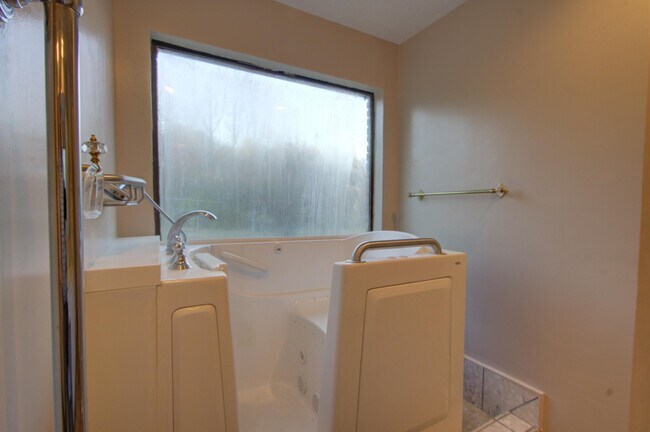 Building Photo - 7890 Blackman Ferry Rd