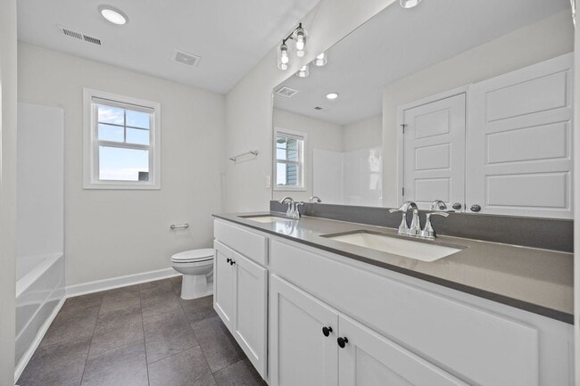 Building Photo - Beautiful 4-Bedroom Home with Modern Finishes in Angier