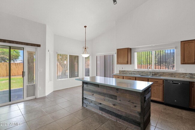 Building Photo - 360 S Pineview Dr