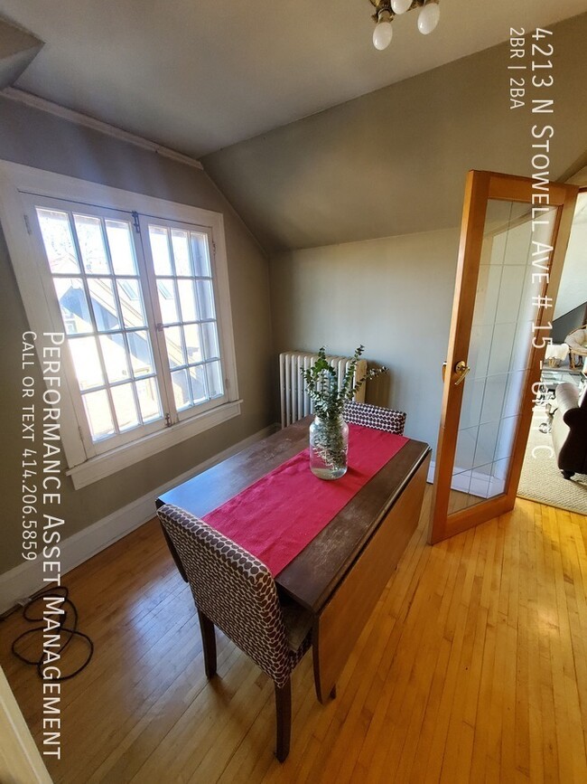 Building Photo - Charming Third Floor Unit in Shorewood!