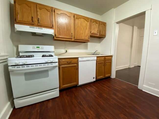 Building Photo - Charming 3 Bedroom Townhome with a Spaciou...