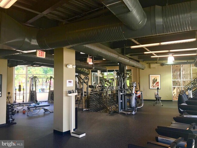 Building Photo - 2460 Eastbourne Dr