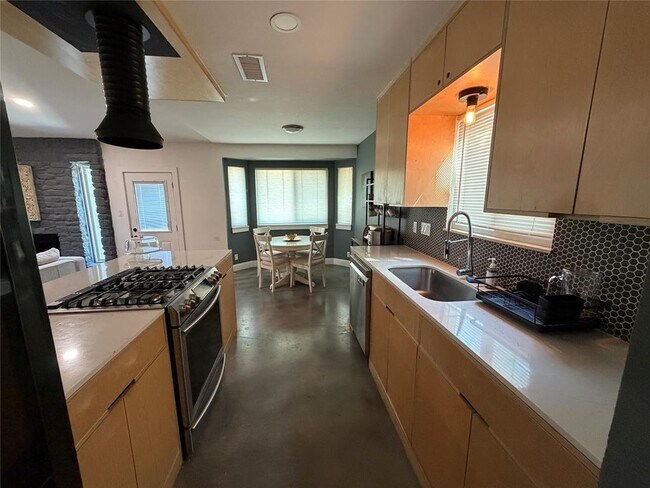 Building Photo - 1900 Dauphine Cove