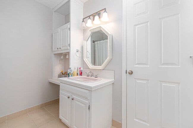 Building Photo - 1632 Shady Cove Ln