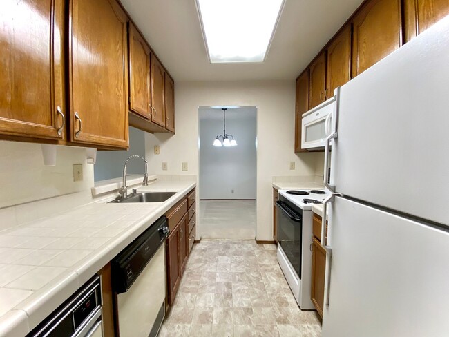 Building Photo - 2-Bedroom Apartment Available in Newark!