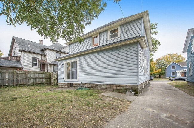 Building Photo - 25 E 16th St