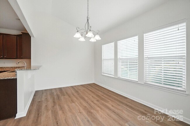 Building Photo - 2031 Hamil Ridge Dr