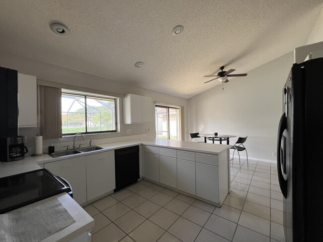 Building Photo - 9775 Sun Pointe Dr